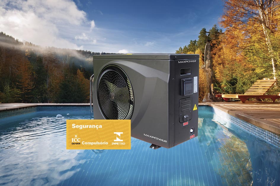 Bomba de calor MaxPower para aquecimento de piscinas, instalada em deck de madeira com vista para floresta no outono, com selo de segurança e certificação INMETRO.
